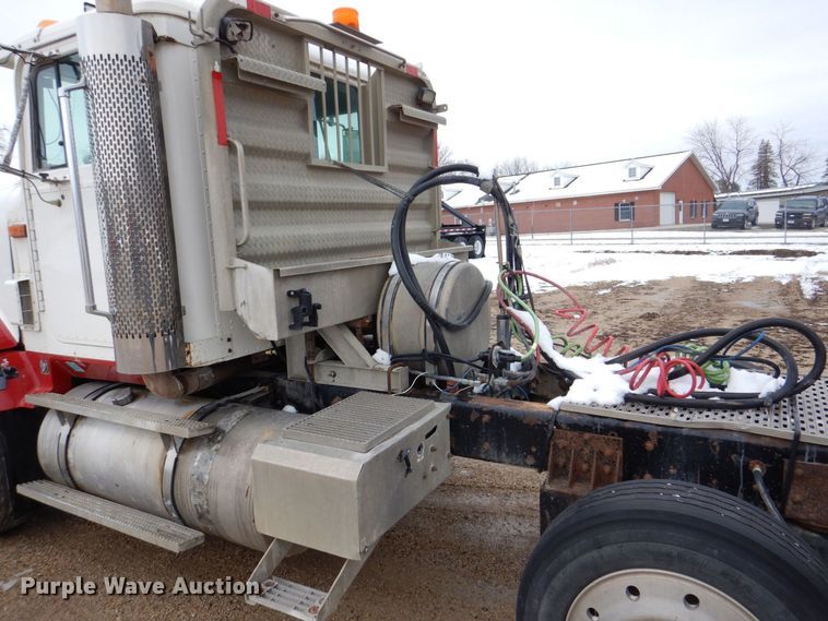 image for item DR4523 1996 International 9400  semi truck