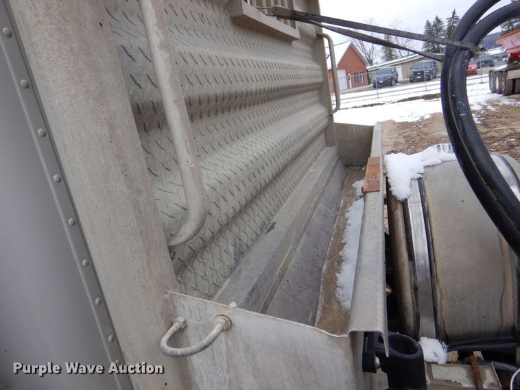 image for item DR4523 1996 International 9400  semi truck