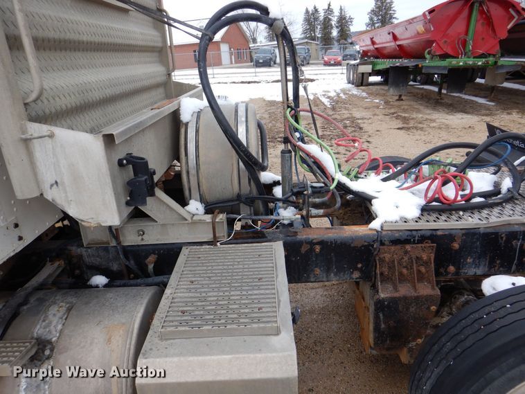 image for item DR4523 1996 International 9400  semi truck