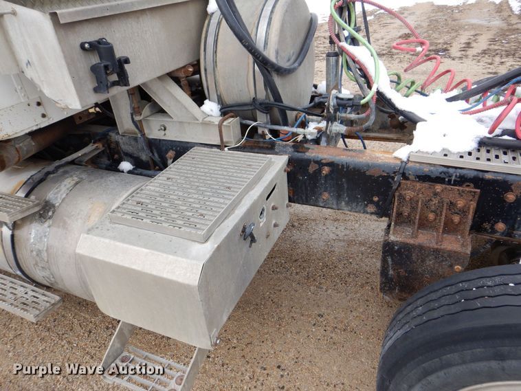 image for item DR4523 1996 International 9400  semi truck