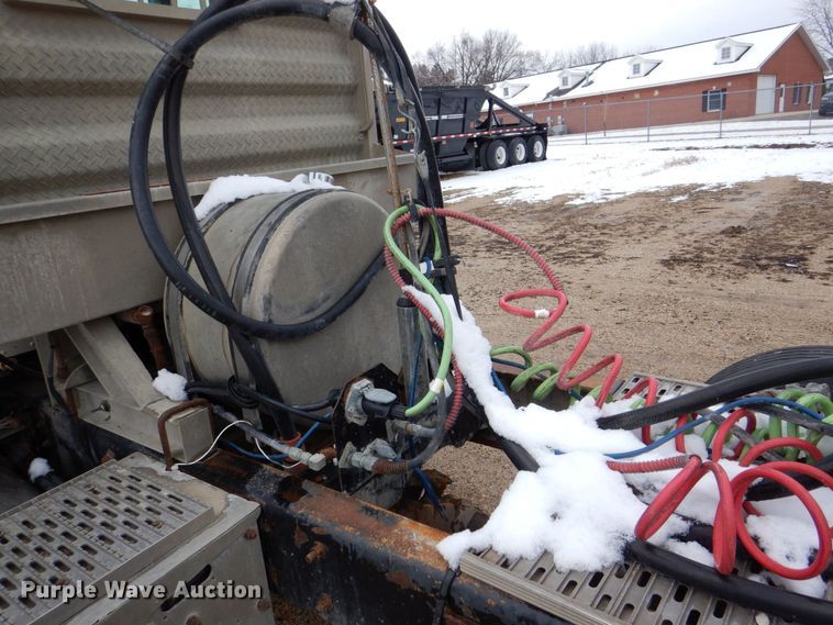 image for item DR4523 1996 International 9400  semi truck