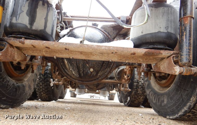 image for item DR4523 1996 International 9400  semi truck