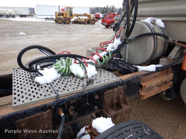 image for item DR4523 1996 International 9400  semi truck