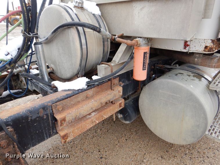 image for item DR4523 1996 International 9400  semi truck