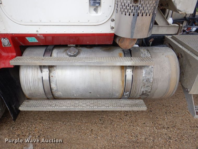 image for item DR4523 1996 International 9400  semi truck