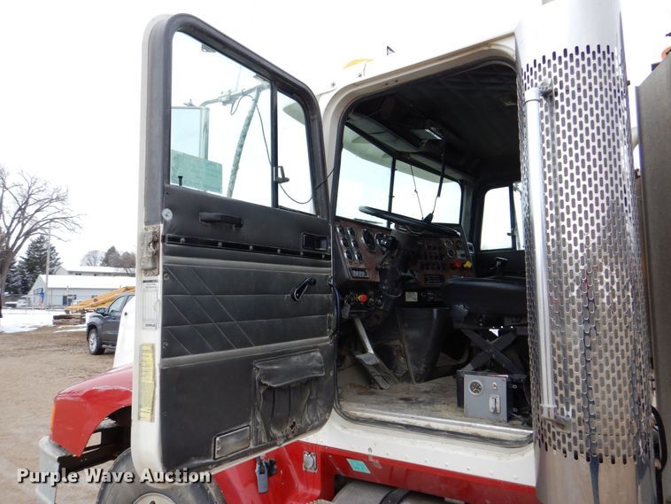 image for item DR4523 1996 International 9400  semi truck