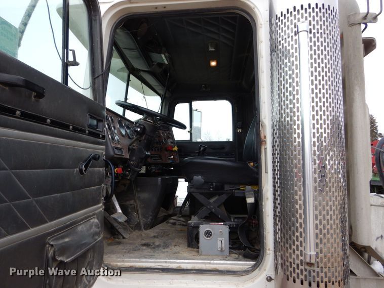 image for item DR4523 1996 International 9400  semi truck