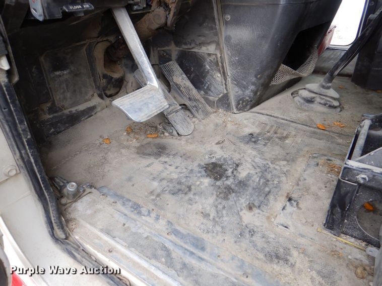 image for item DR4523 1996 International 9400  semi truck