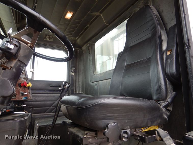 image for item DR4523 1996 International 9400  semi truck