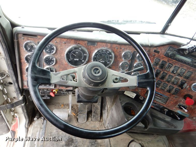 image for item DR4523 1996 International 9400  semi truck