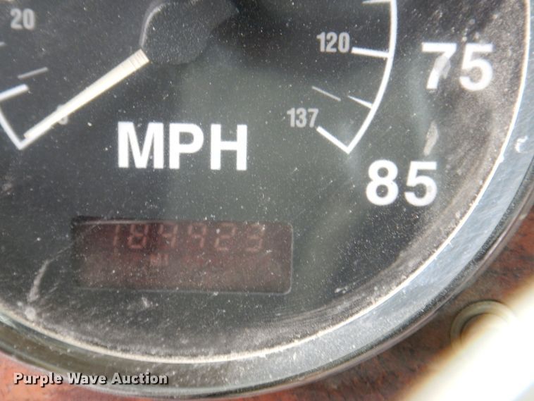 image for item DR4523 1996 International 9400  semi truck