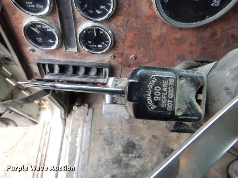 image for item DR4523 1996 International 9400  semi truck