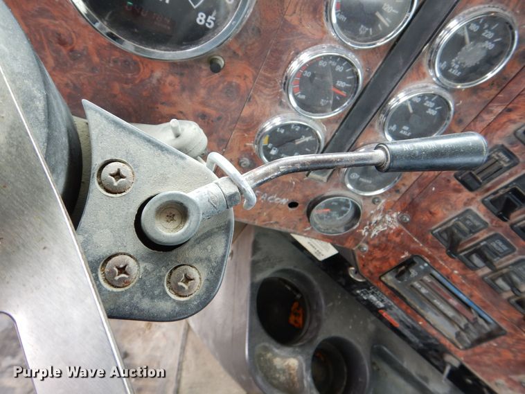 image for item DR4523 1996 International 9400  semi truck