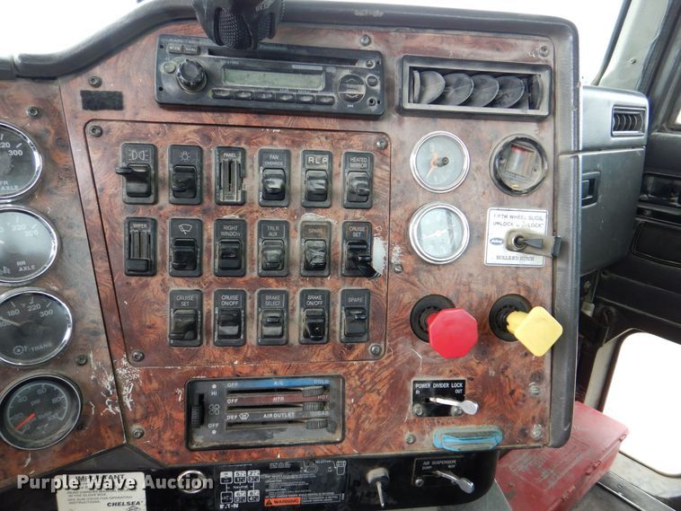 image for item DR4523 1996 International 9400  semi truck