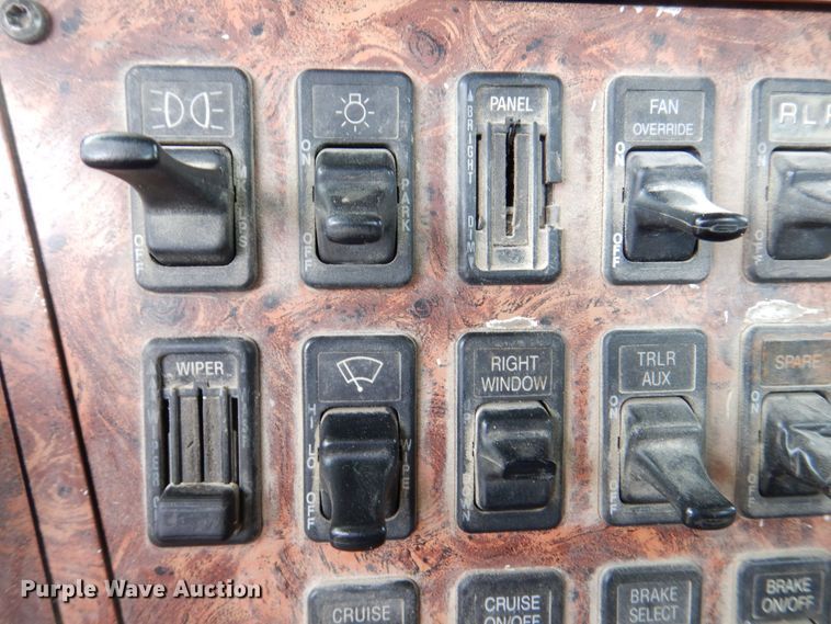 image for item DR4523 1996 International 9400  semi truck