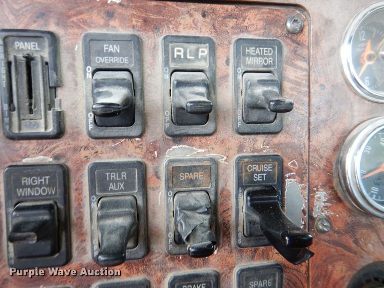 image for item DR4523 1996 International 9400  semi truck