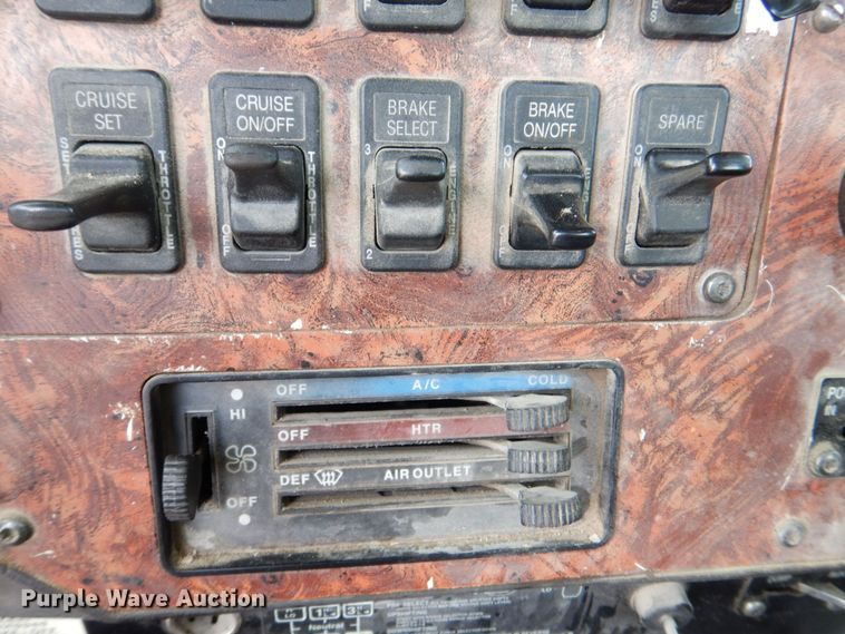 image for item DR4523 1996 International 9400  semi truck