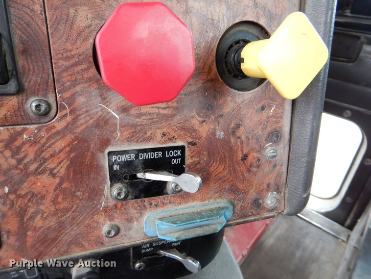 image for item DR4523 1996 International 9400  semi truck