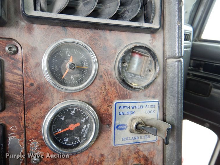 image for item DR4523 1996 International 9400  semi truck