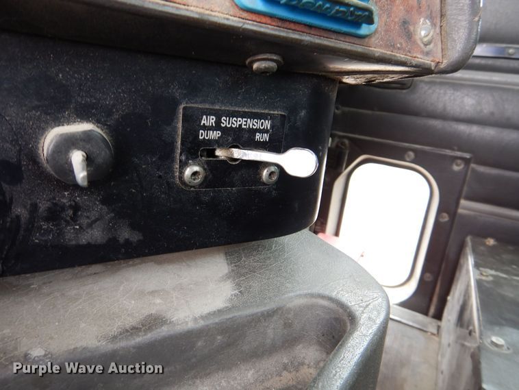 image for item DR4523 1996 International 9400  semi truck