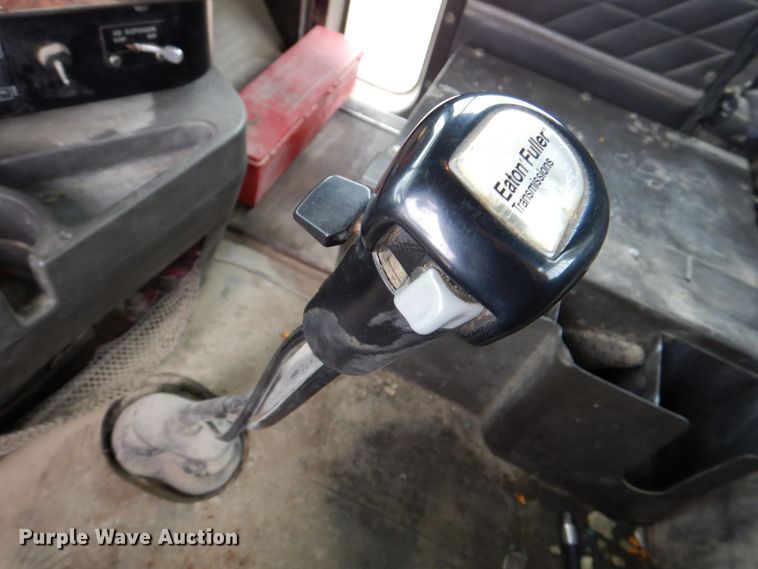 image for item DR4523 1996 International 9400  semi truck