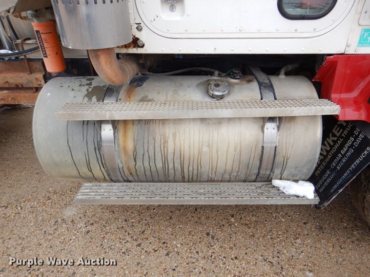 image for item DR4523 1996 International 9400  semi truck