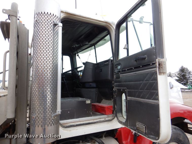 image for item DR4523 1996 International 9400  semi truck