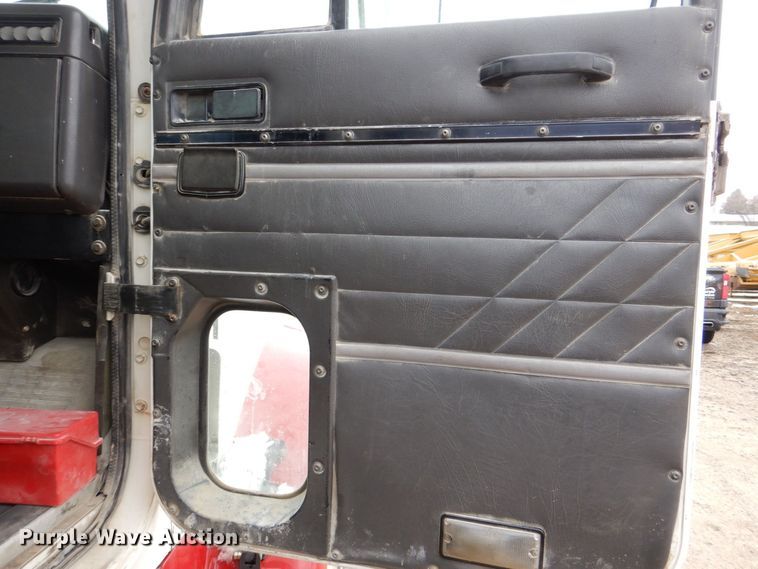 image for item DR4523 1996 International 9400  semi truck