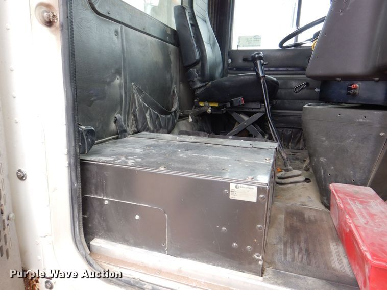 image for item DR4523 1996 International 9400  semi truck