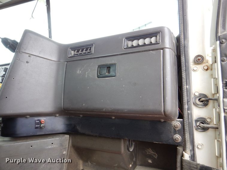 image for item DR4523 1996 International 9400  semi truck