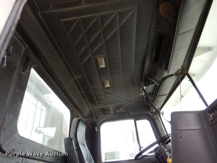 image for item DR4523 1996 International 9400  semi truck