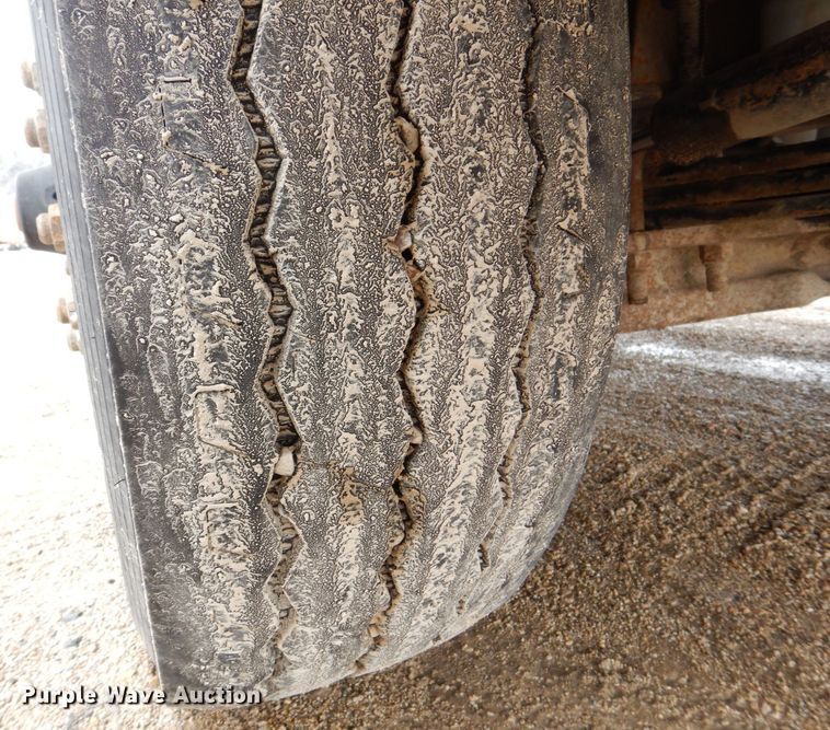 image for item DR4523 1996 International 9400  semi truck