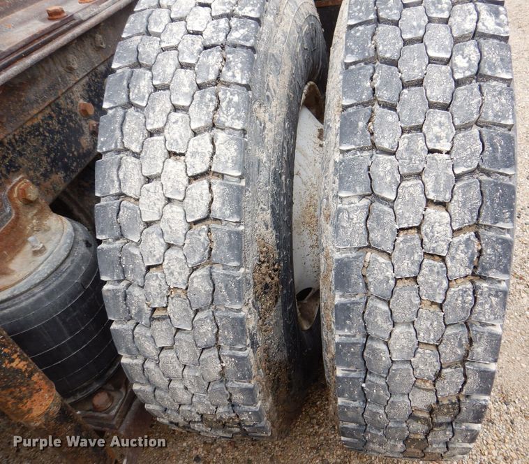 image for item DR4523 1996 International 9400  semi truck