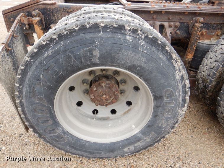 image for item DR4523 1996 International 9400  semi truck