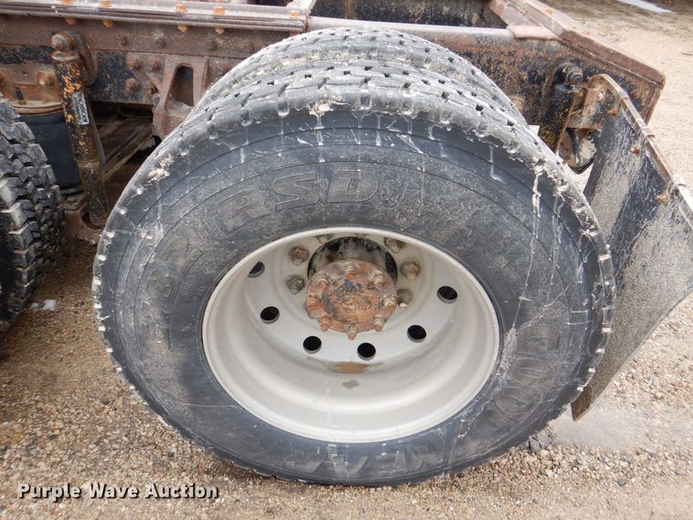 image for item DR4523 1996 International 9400  semi truck