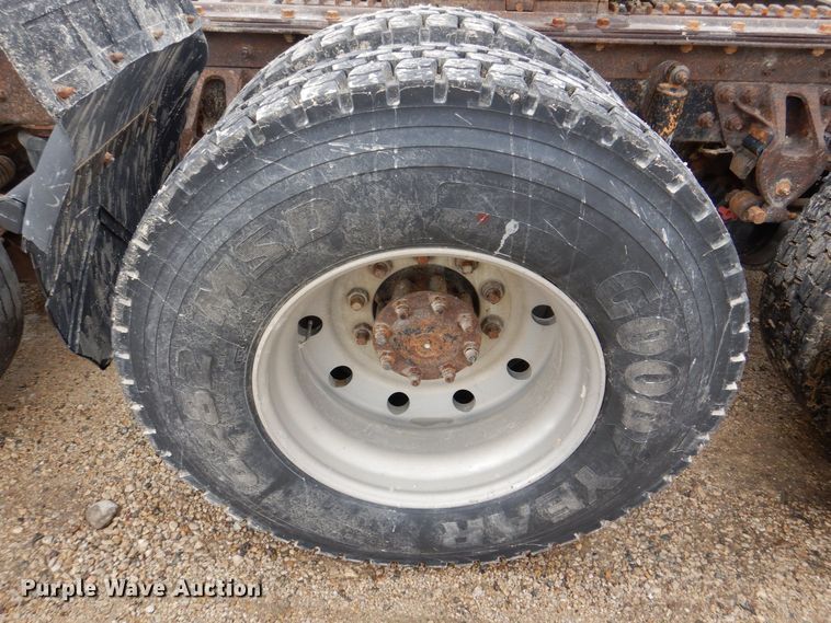 image for item DR4523 1996 International 9400  semi truck