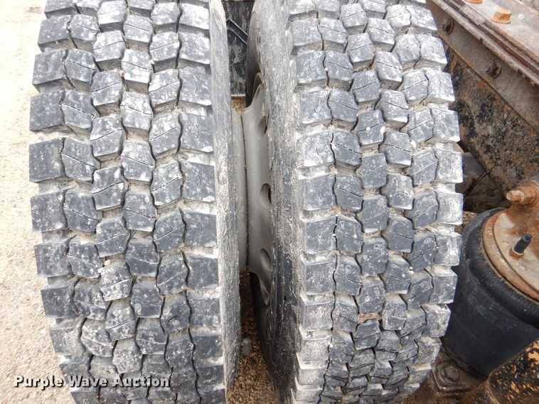 image for item DR4523 1996 International 9400  semi truck