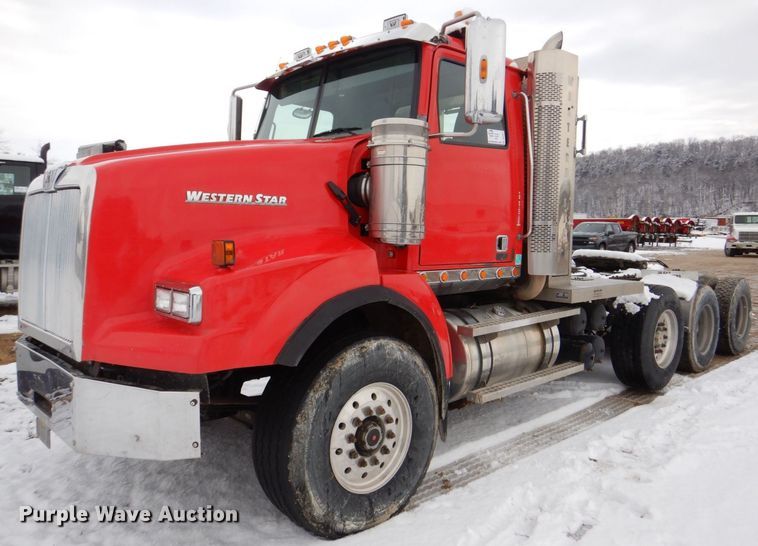 image for item DR4527 2010 Western Star 4900  semi truck