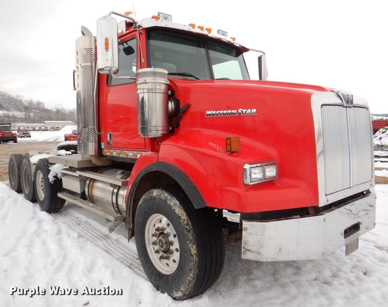 image for item DR4527 2010 Western Star 4900  semi truck