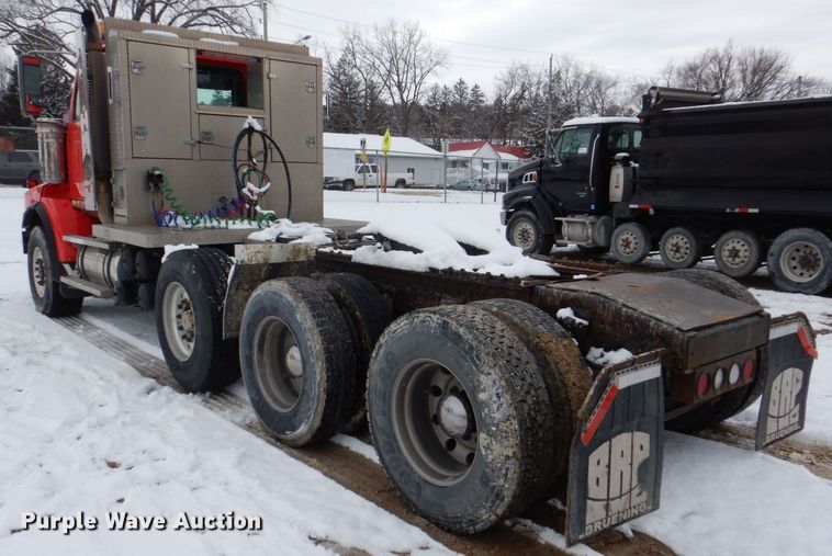 image for item DR4527 2010 Western Star 4900  semi truck