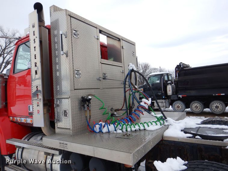 image for item DR4527 2010 Western Star 4900  semi truck