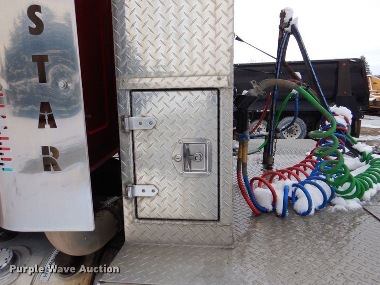 image for item DR4527 2010 Western Star 4900  semi truck