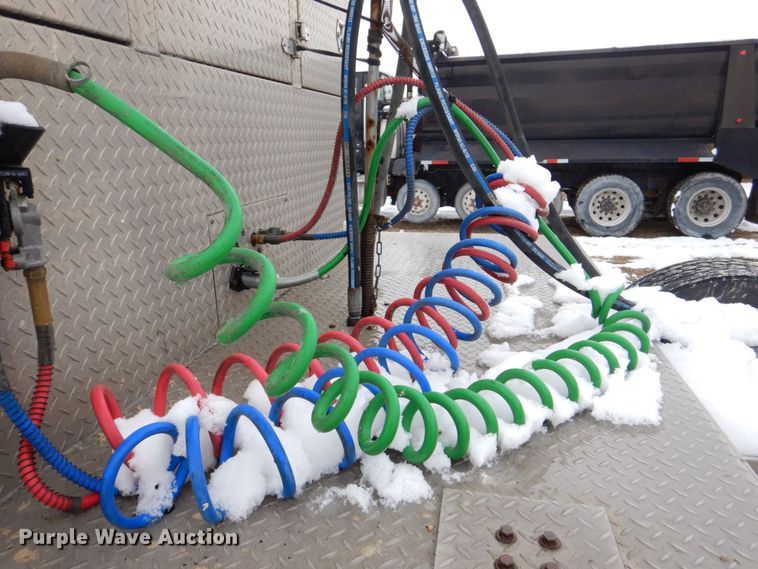 image for item DR4527 2010 Western Star 4900  semi truck