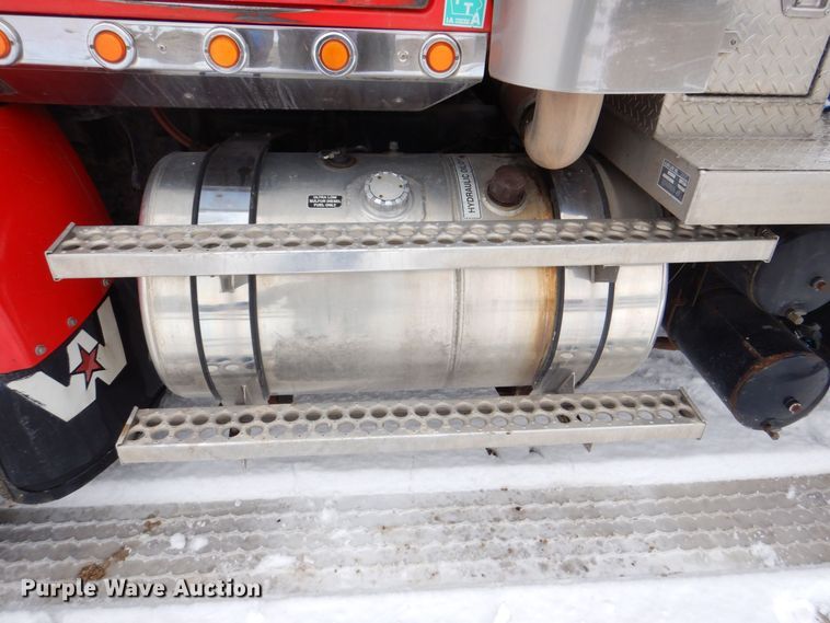 image for item DR4527 2010 Western Star 4900  semi truck