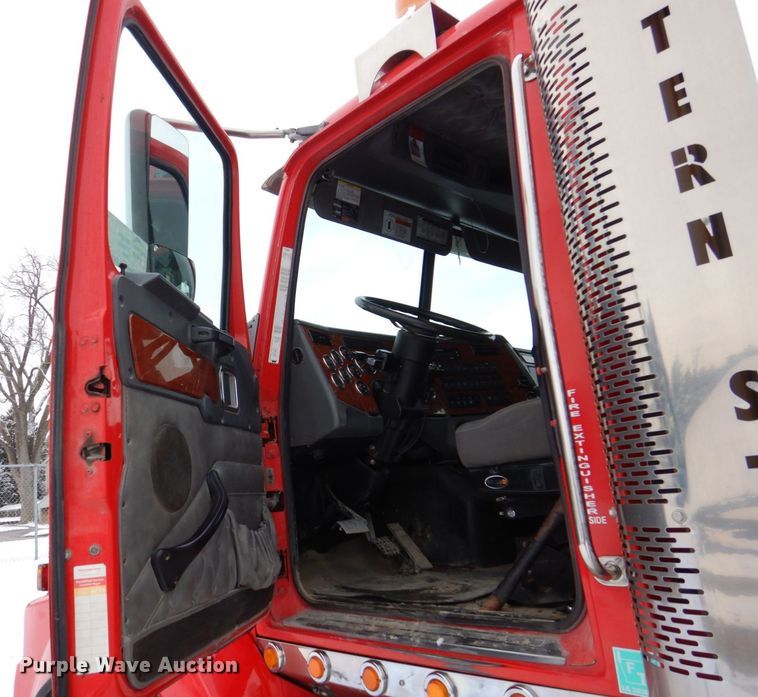 image for item DR4527 2010 Western Star 4900  semi truck