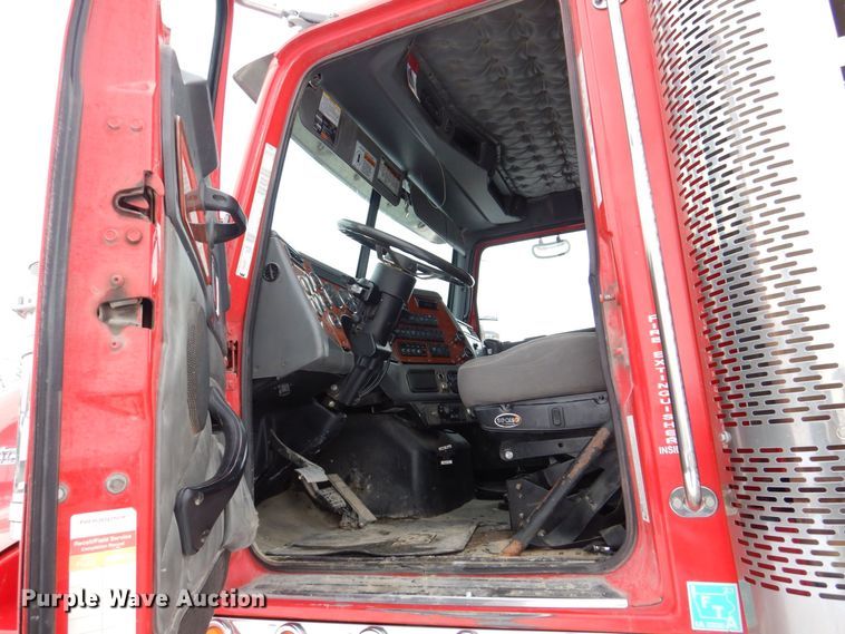 image for item DR4527 2010 Western Star 4900  semi truck
