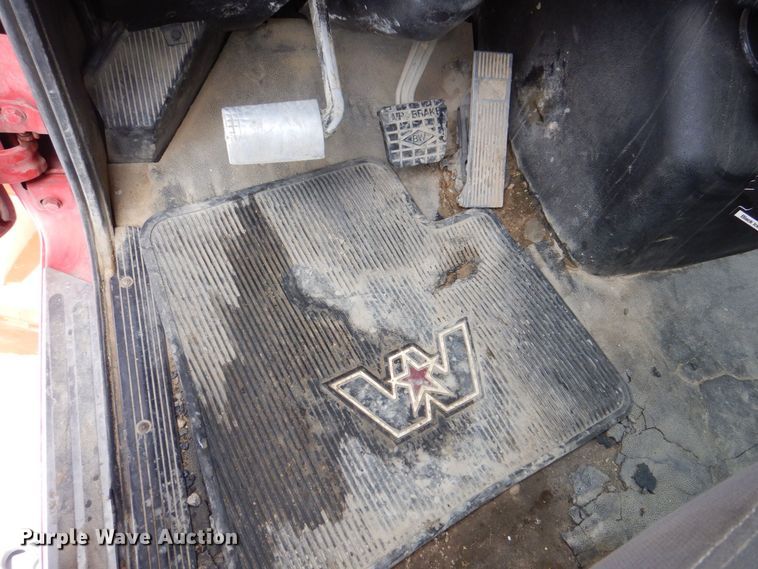 image for item DR4527 2010 Western Star 4900  semi truck