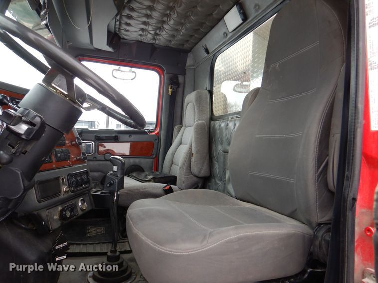 image for item DR4527 2010 Western Star 4900  semi truck