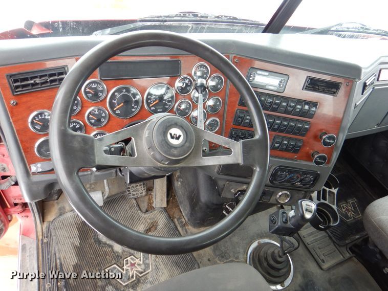 image for item DR4527 2010 Western Star 4900  semi truck