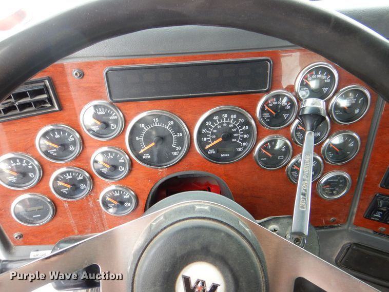 image for item DR4527 2010 Western Star 4900  semi truck